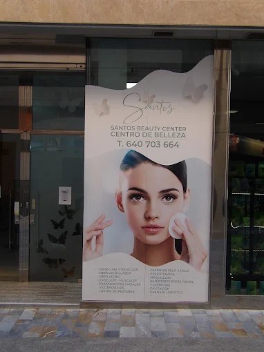 Escaparate de Santos Beauty Center en la Av. Emilio Castelar